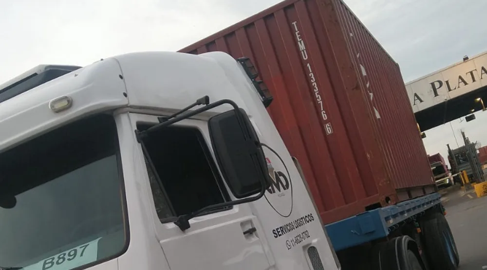 Unidad porta contenedor con un contenedor de 20 pies en el puerto de La Plata