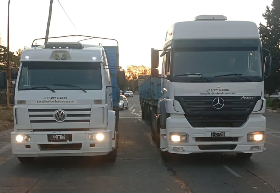 Dos unidades de F&A saliendo al atardecer