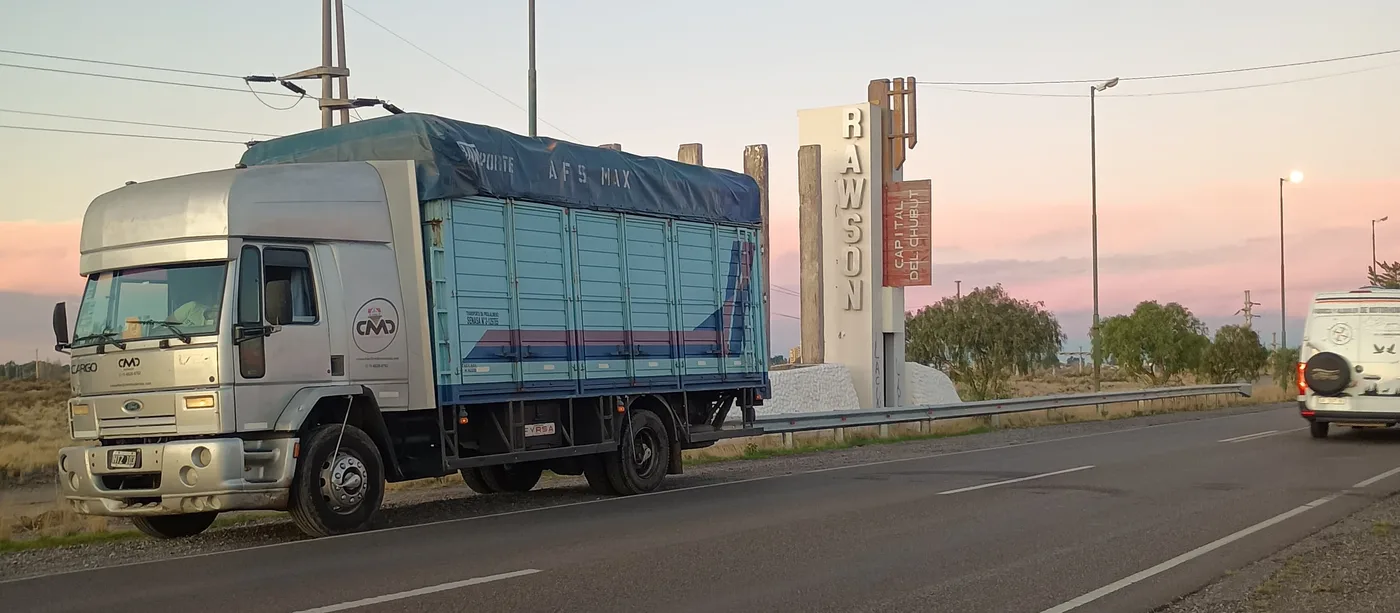 Unidad de F&A en el acceso a Rawson, capital de Chubut